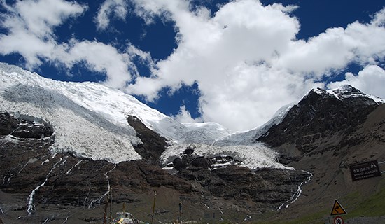 Weit verbreitete Gletscher und Frostböden