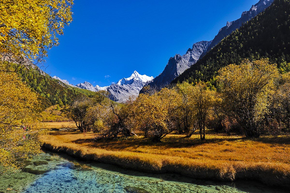 Xialuoduoji Berg und Luorong Alm in Yading | Foto von Wang Lei