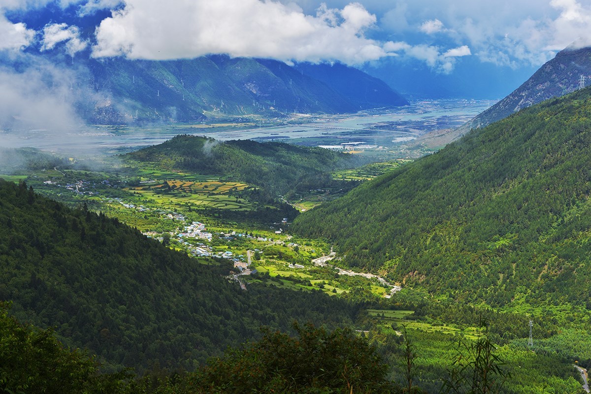 Schöne Landschaft von Linzhi (Nyingchi) | Foto von Liu Bin