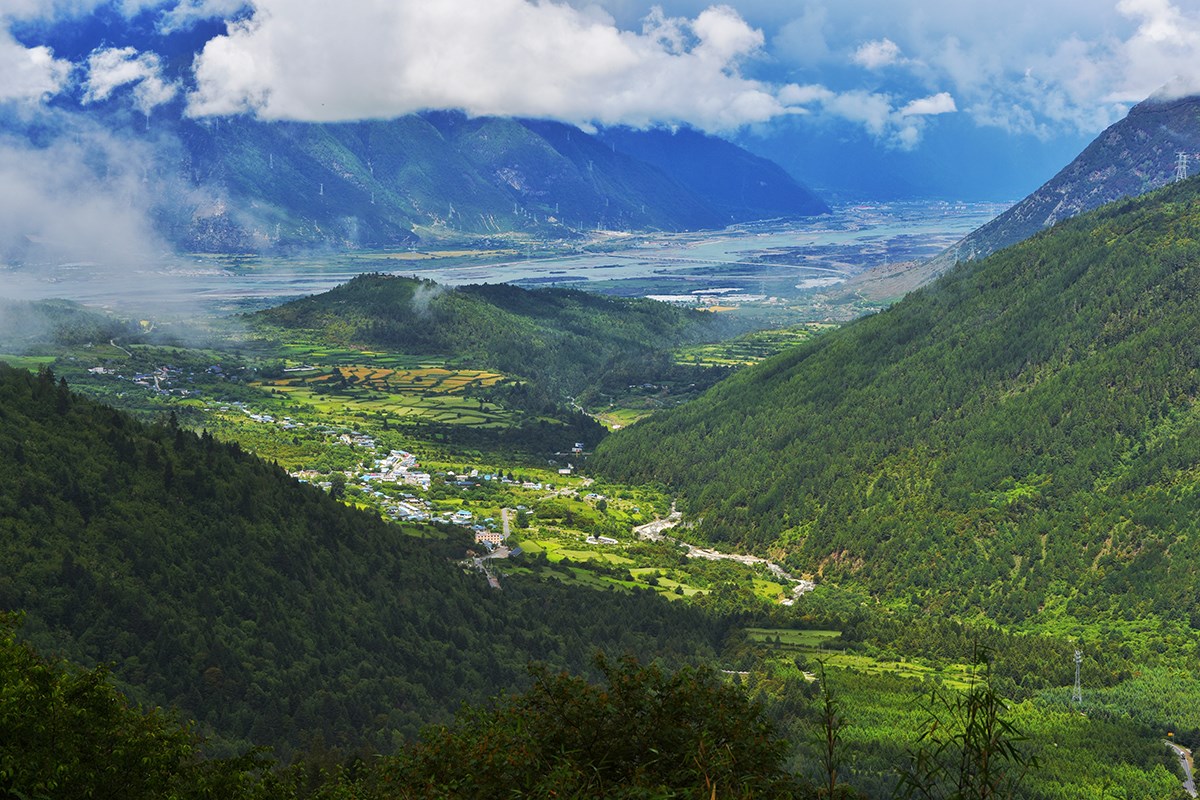  Schöne Landschaft von Linzhi (Nyingchi)  | Foto von Liu Bin