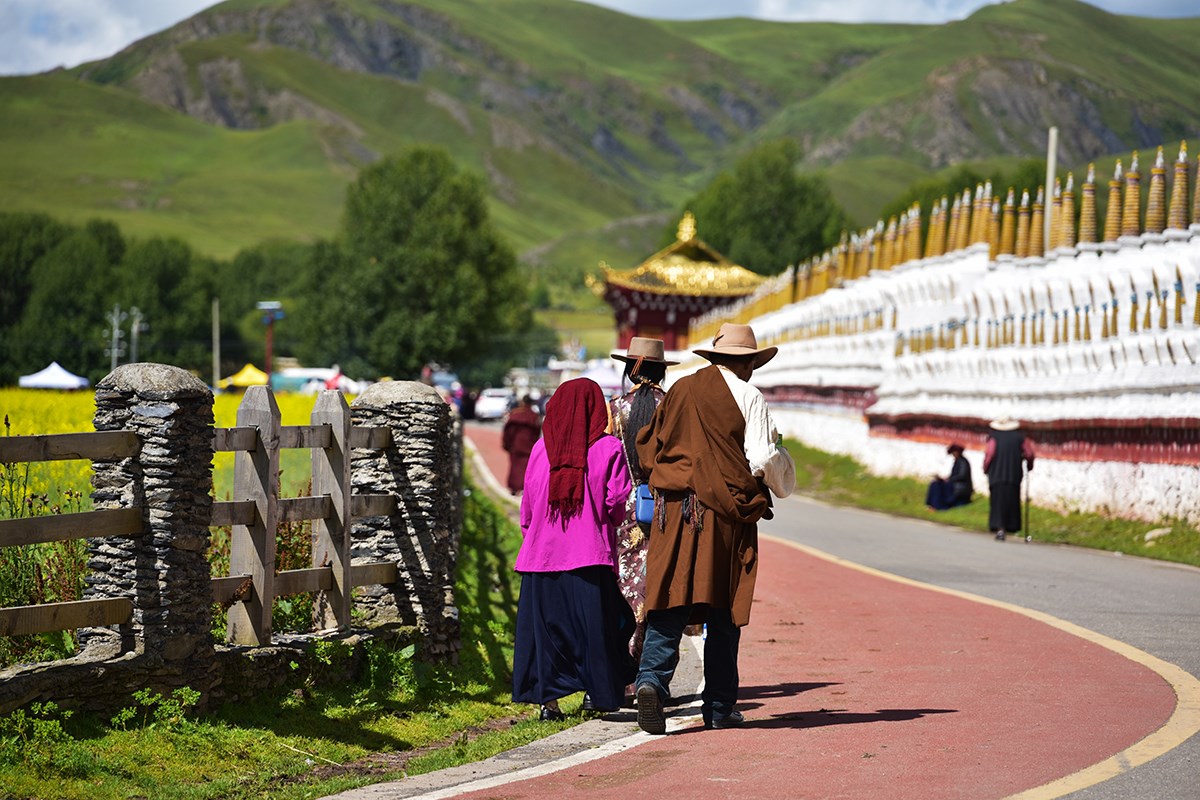 White Stupas of Huiyuan Temple | Foto von Liu Bin