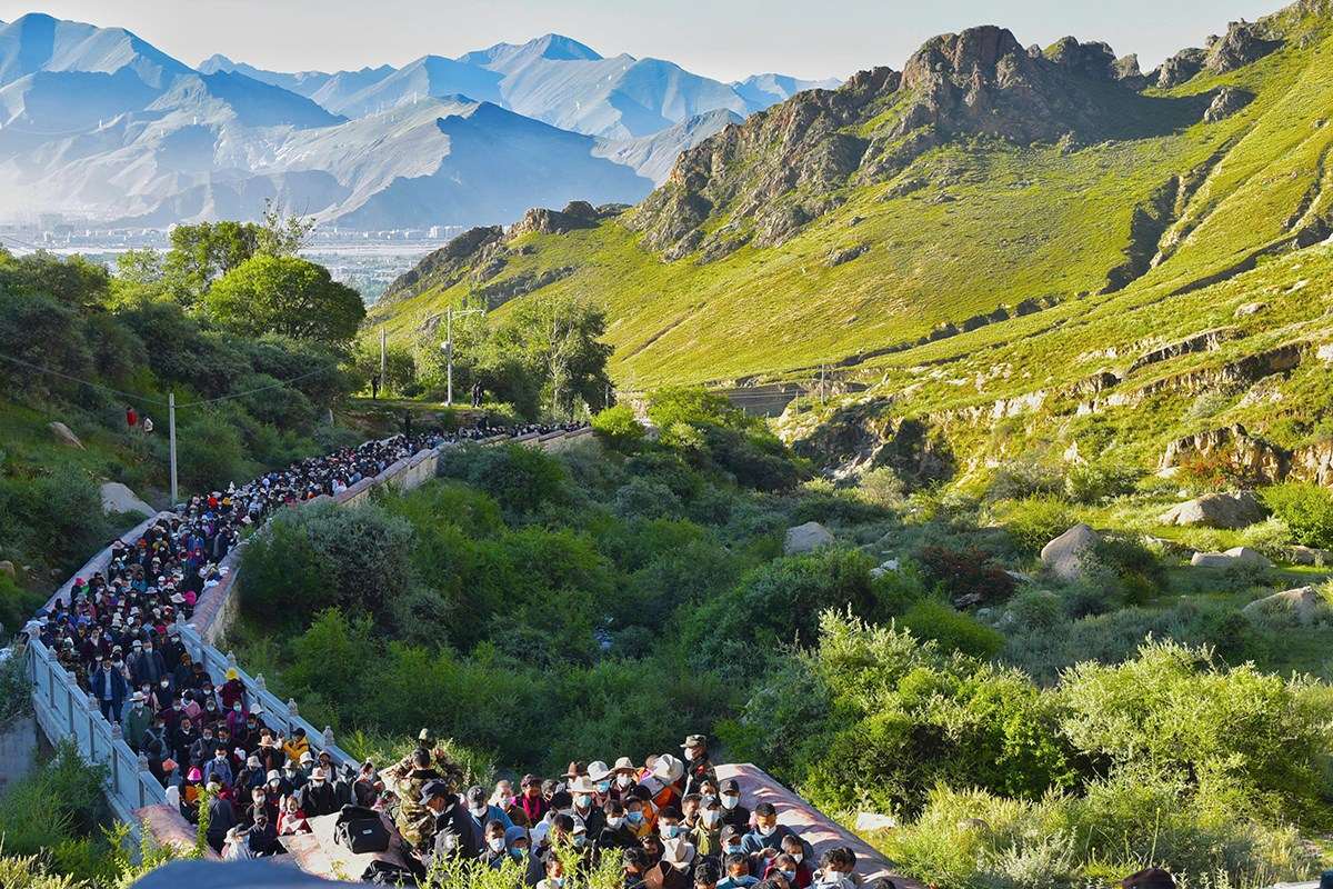 Pilgrims during Shoton Festival at Drepung Monastery | Foto von Liu Bin
