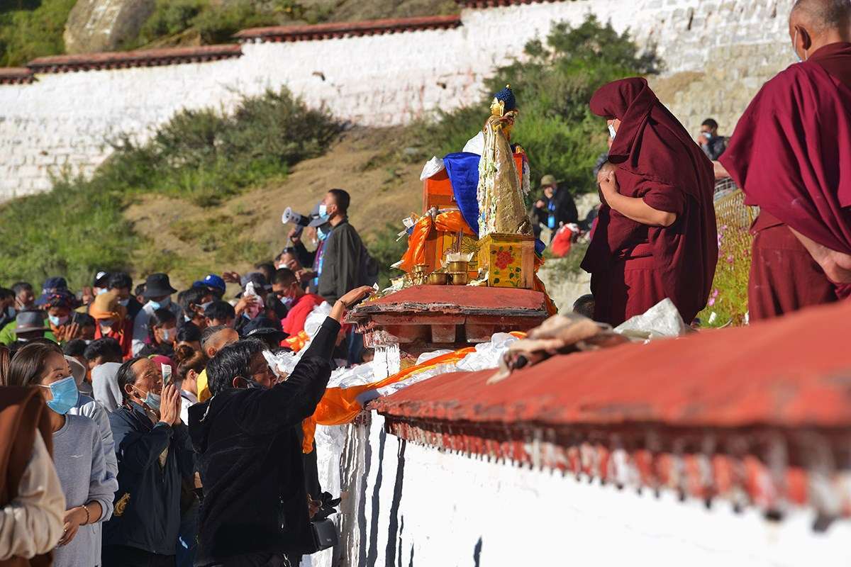 Pilgrims during Shoton Festival at Drepung Monastery | Foto von Liu Bin