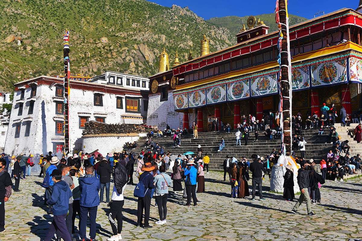 Pilgrims during Shoton Festival at Drepung Monastery | Foto von Liu Bin