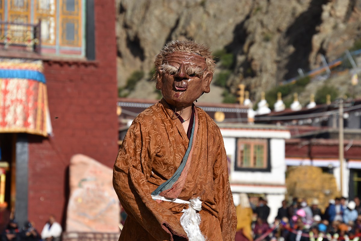 Maskentanzfest während der Gebetszeremonien im Sommer | Foto von Yang Zeru