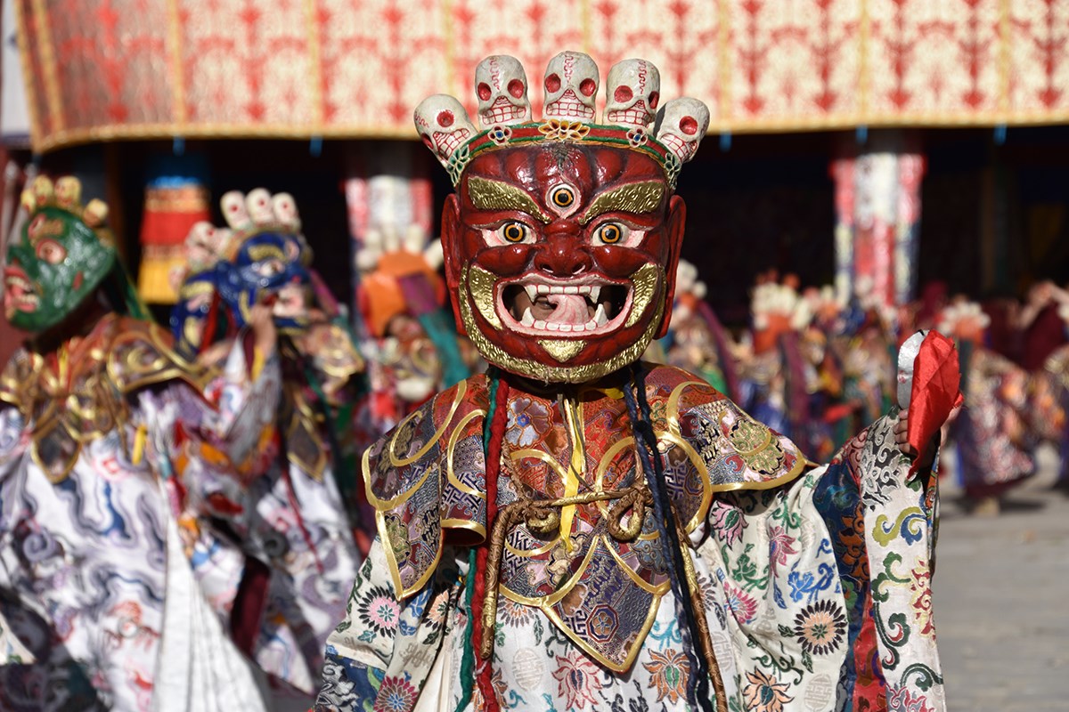 Maskentanzfest während der Gebetszeremonien im Sommer | Foto von Yang Zeru