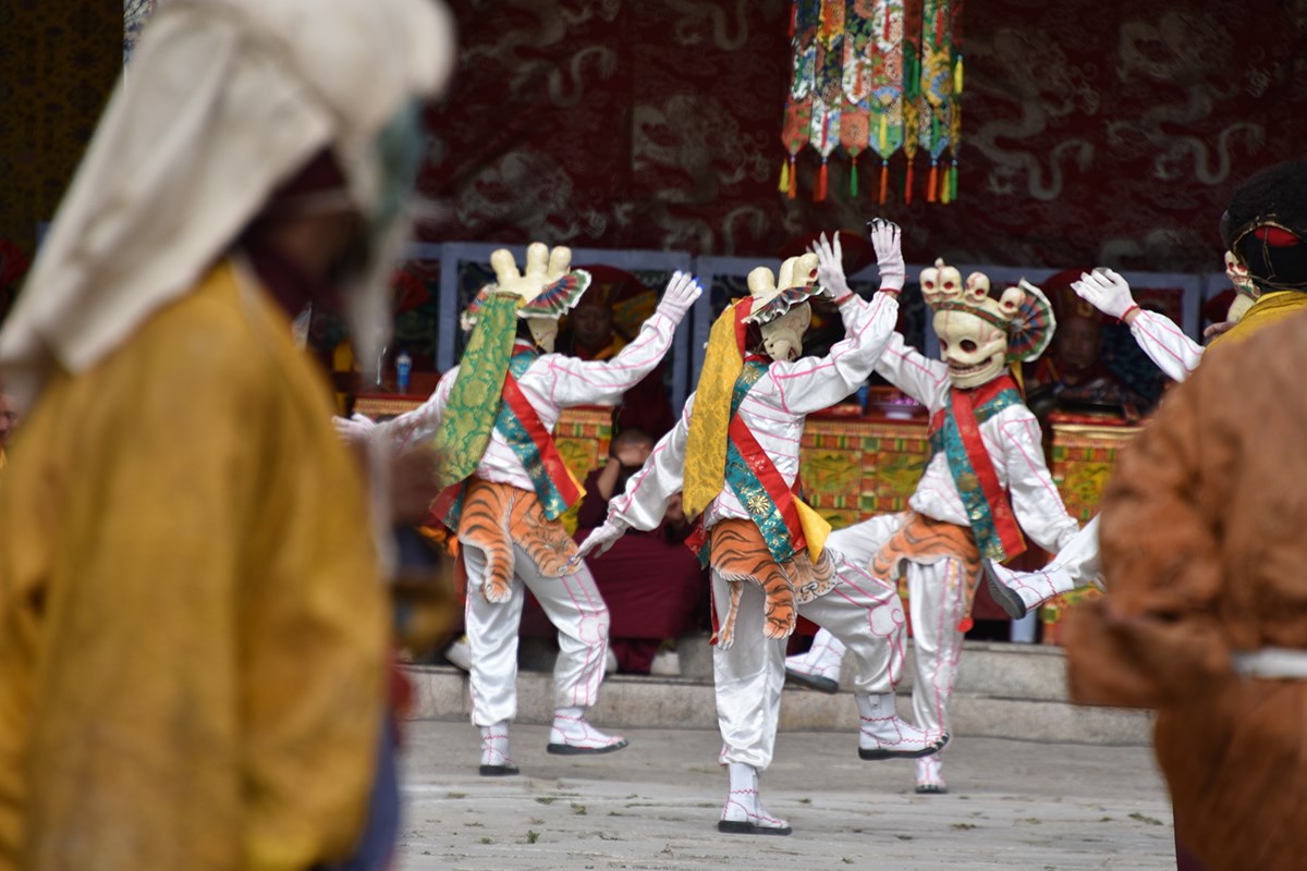 Maskentanzfest während der Gebetszeremonien im Sommer | Foto von Yang Zeru