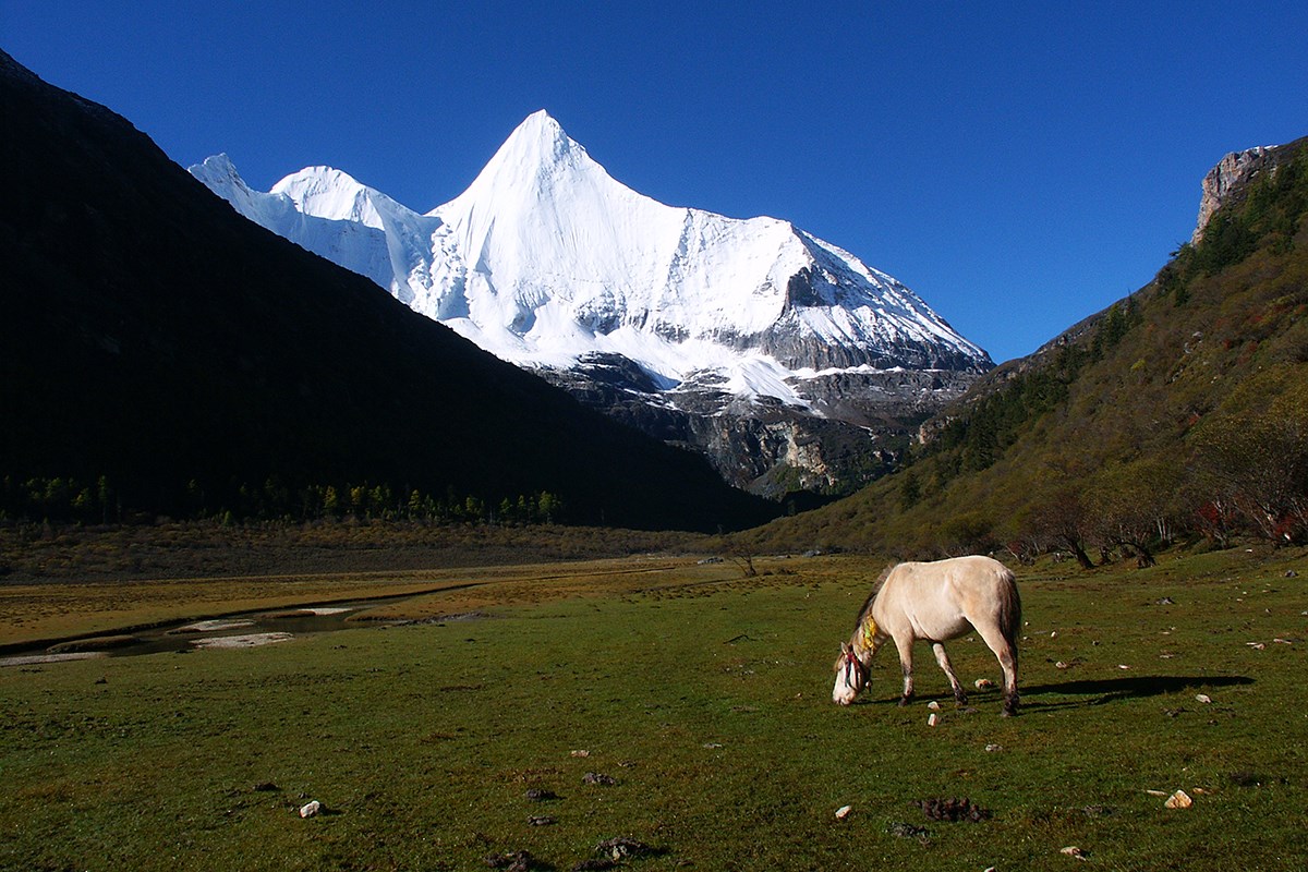 Yangmaiyong Mountain in Yading 