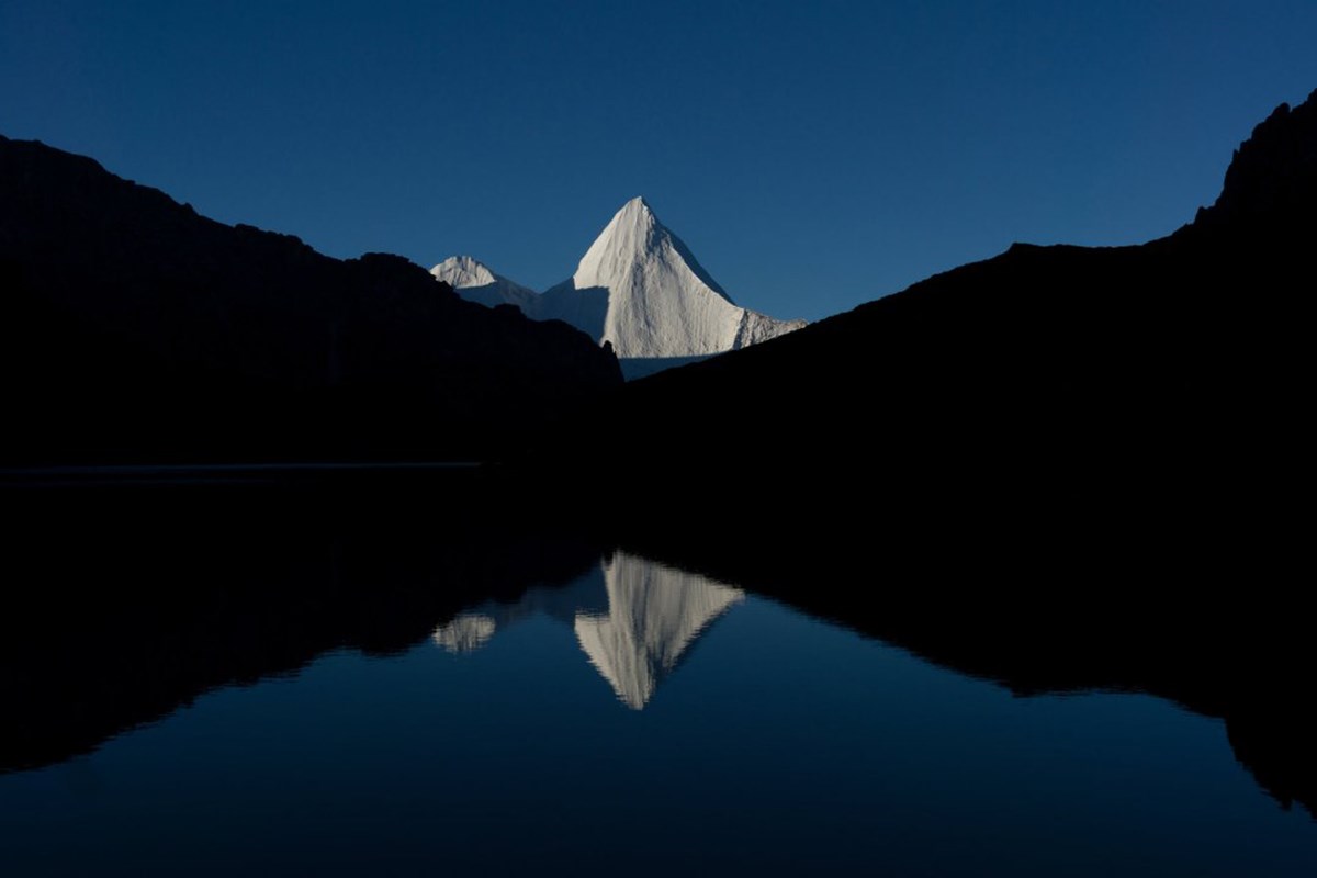 Boyongcuo Lake and Yangmaiyong Mountain 