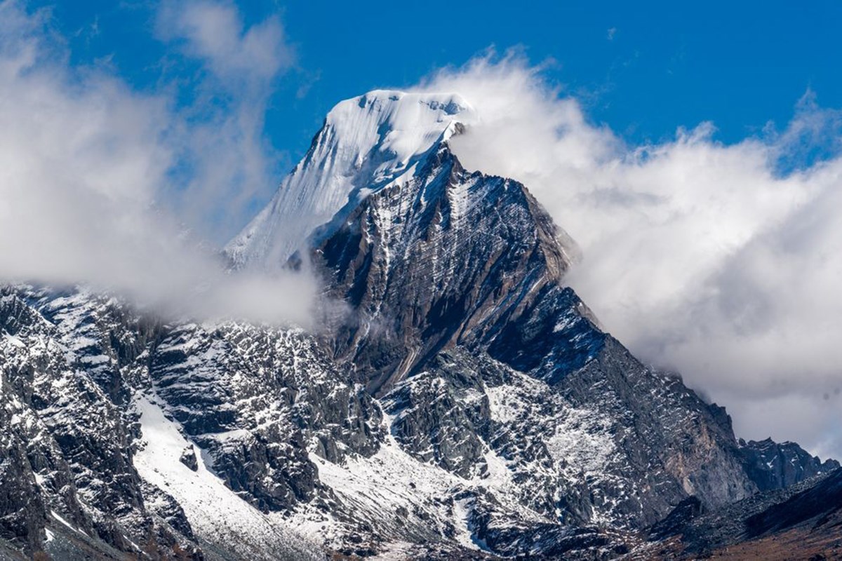 Xialuoduoji Mountain in Yading 