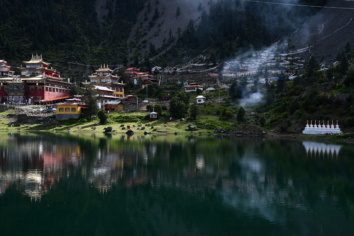 Cuoka Monastery and Cuoka Lake | Foto von Liu Bin