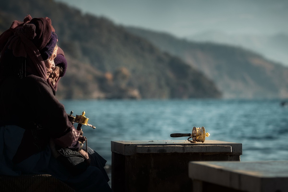 Old Women by Lugu Lake | Foto von Min Zhao