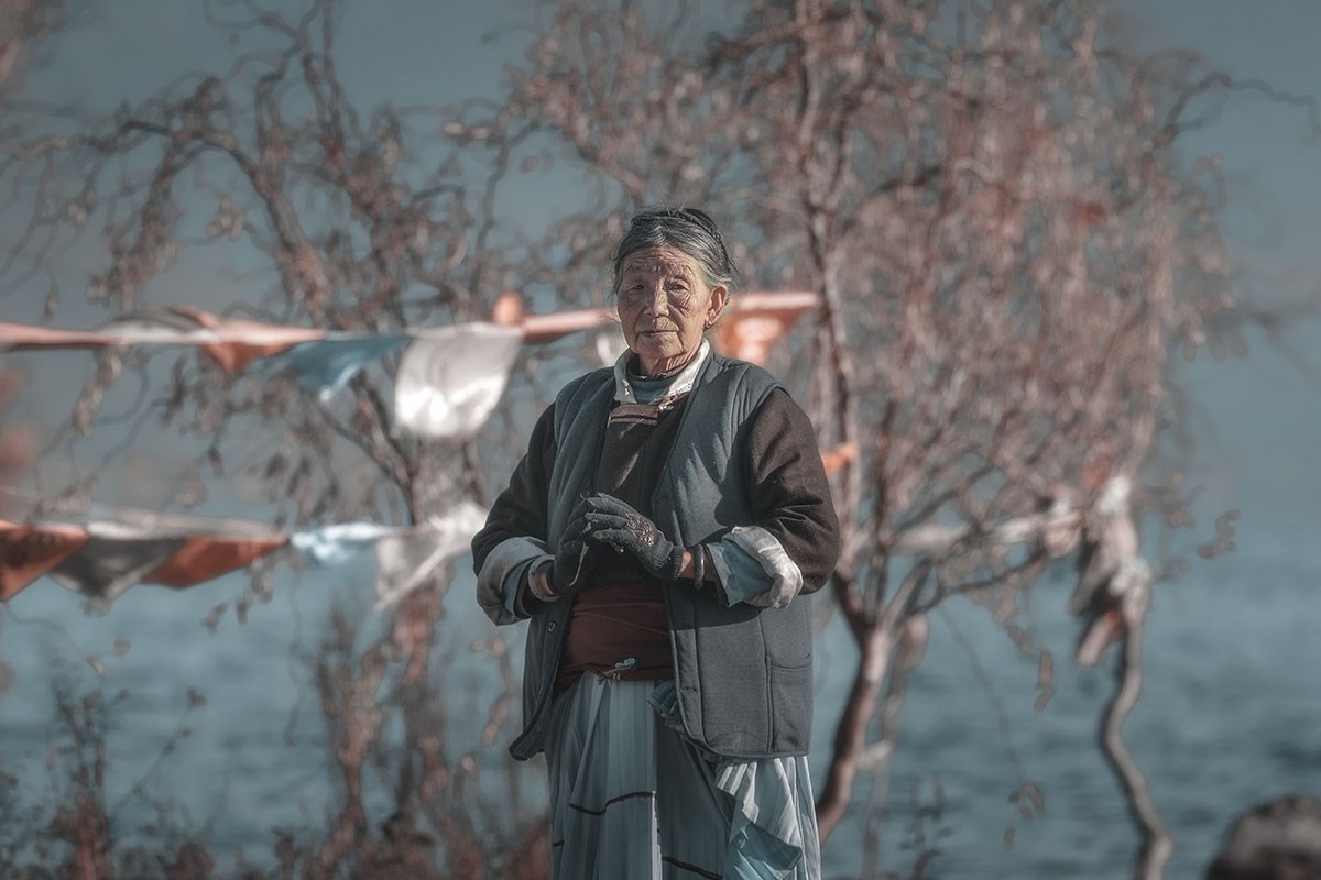 Old Women by Lugu Lake | Foto von Min Zhao