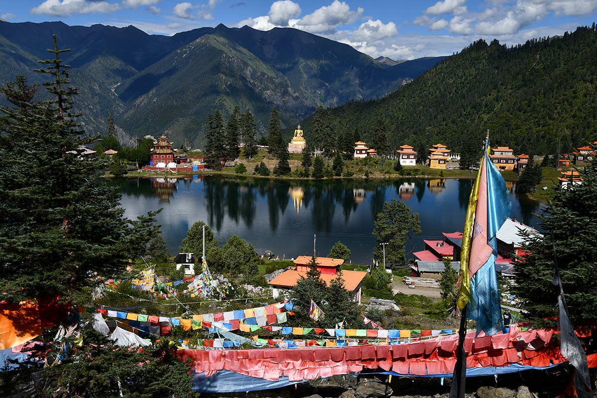 Tsoka Monastery and Tsoka Lake | Foto von Liu Bin